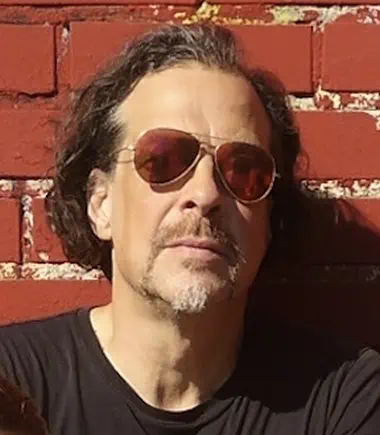 Portrait Musiker Sonnenbrille rote Wand