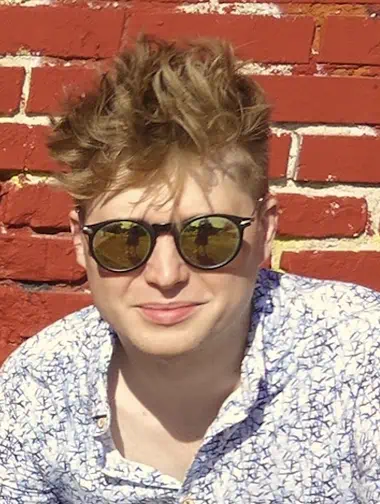 Musiker Sonnenbrille rote Wand